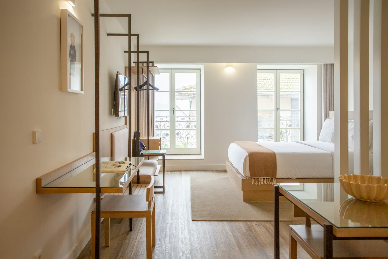 Warme, lichte hotelkamer met natuurlijk licht