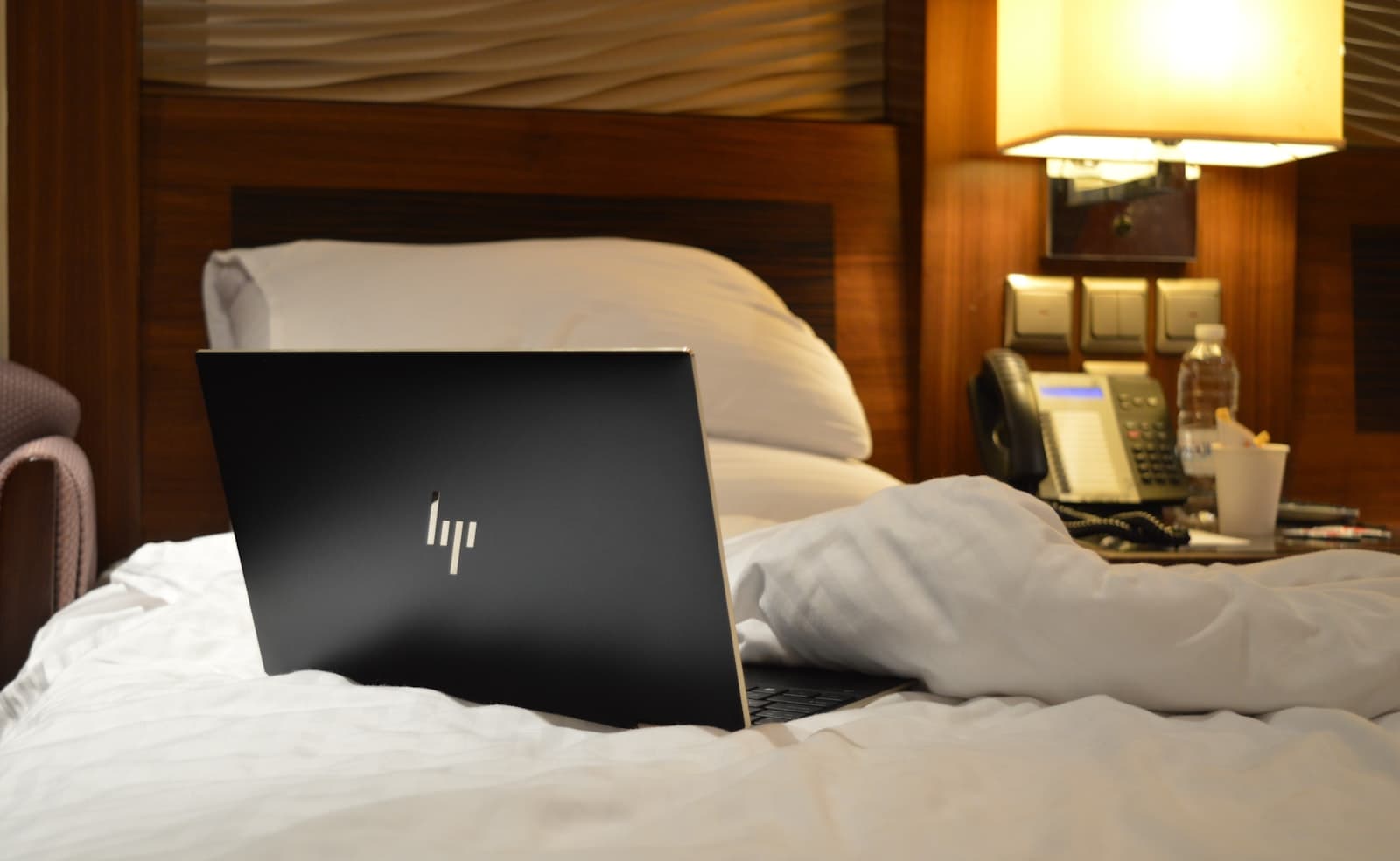 Laptop met een hotelwebsite in opbouw