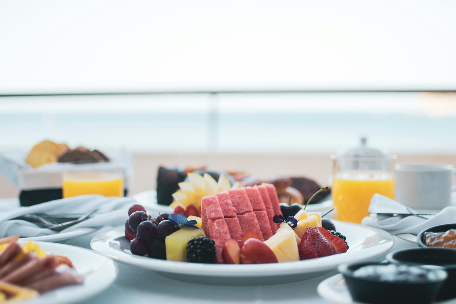 Gedekte ontbijttafel in ochtendlicht